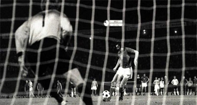 cac-tran-cau-kinh-dien-nhat-trong-lich-su-bong-da-the-gioi-tran-chung-ket-euro-1976